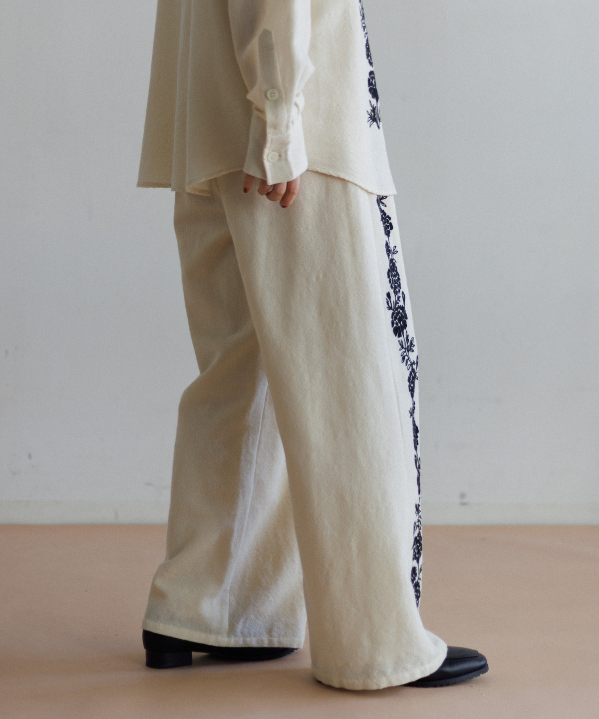 【MEN , WOMEN】LEIN ウールコットンフラワー刺繍パンツ