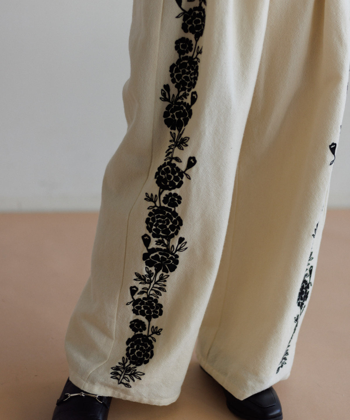 【MEN , WOMEN】LEIN ウールコットンフラワー刺繍パンツ