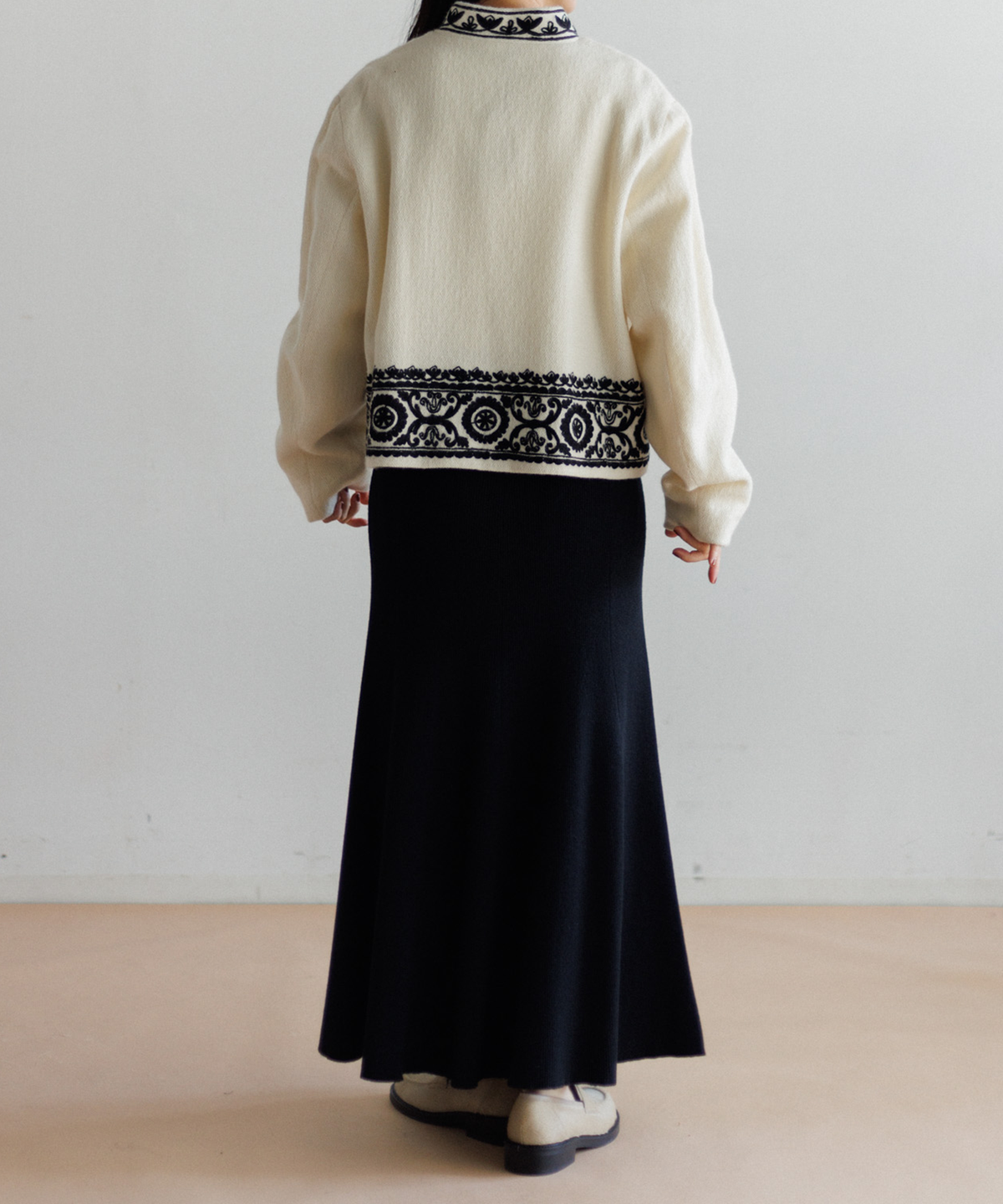 【WOMEN】LEIN 幾何学柄刺繍スタンドカラージャケット