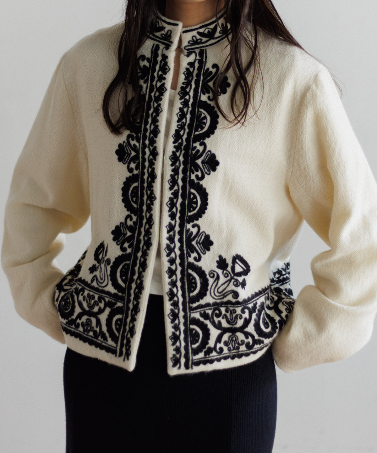 【WOMEN】LEIN 幾何学柄刺繍スタンドカラージャケット