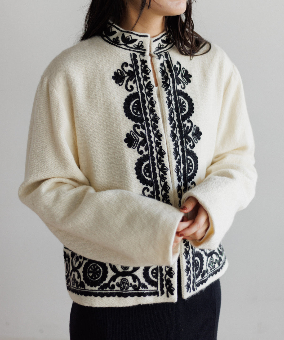 【WOMEN】LEIN 幾何学柄刺繍スタンドカラージャケット