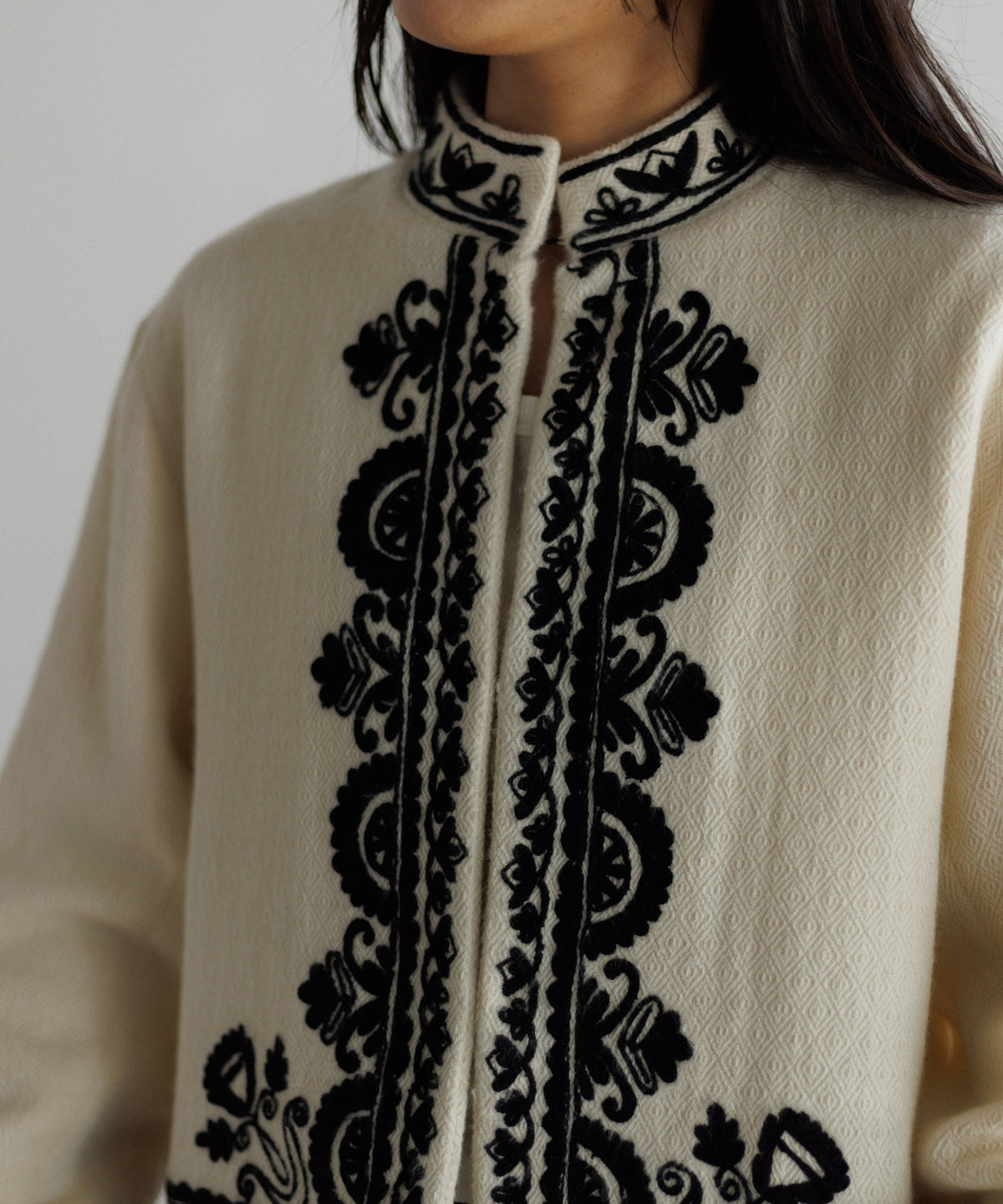 【WOMEN】LEIN 幾何学柄刺繍スタンドカラージャケット