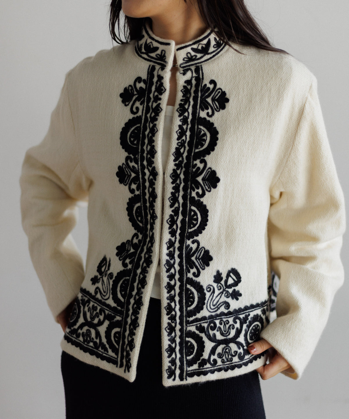 【WOMEN】LEIN 幾何学柄刺繍スタンドカラージャケット