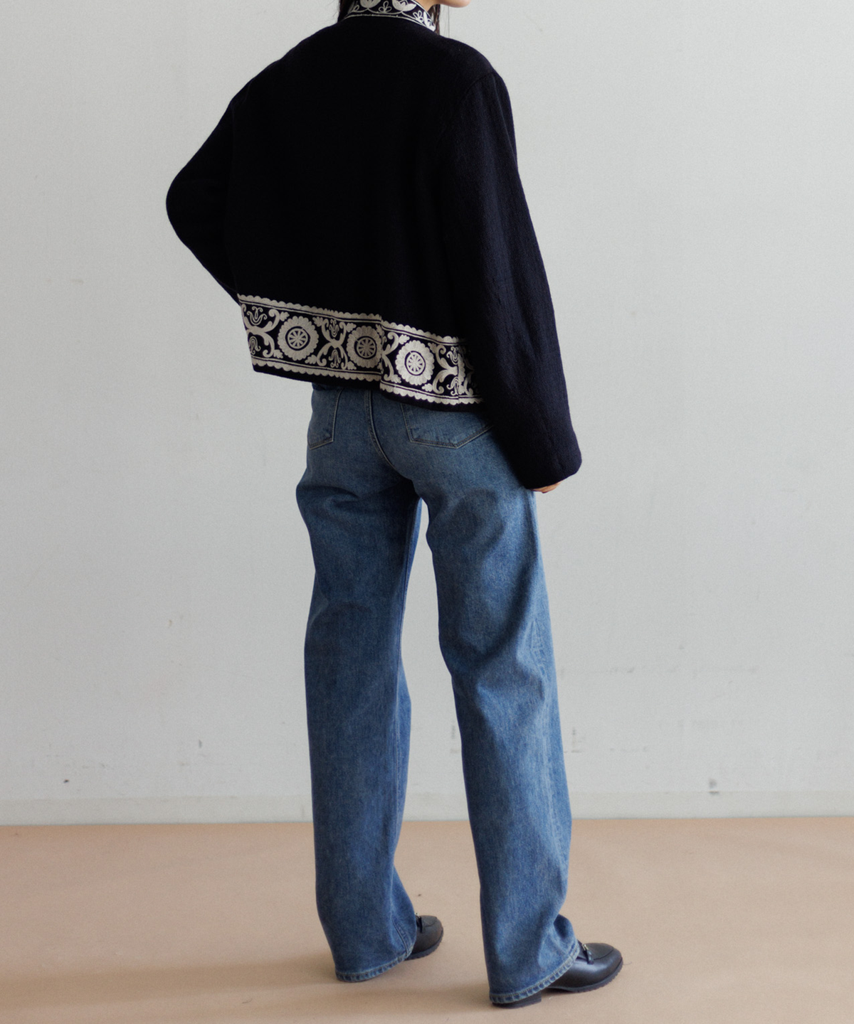 【WOMEN】LEIN 幾何学柄刺繍スタンドカラージャケット