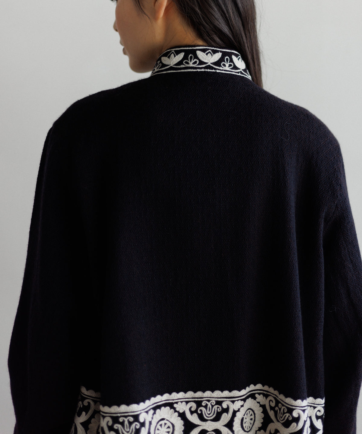 【WOMEN】LEIN 幾何学柄刺繍スタンドカラージャケット