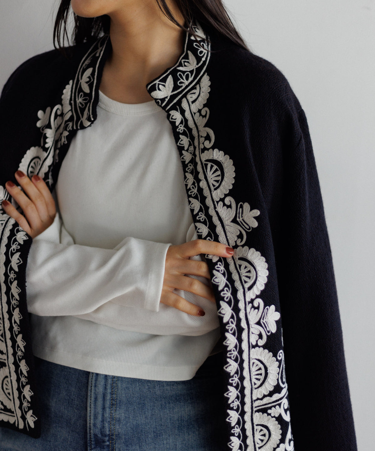 【WOMEN】LEIN 幾何学柄刺繍スタンドカラージャケット