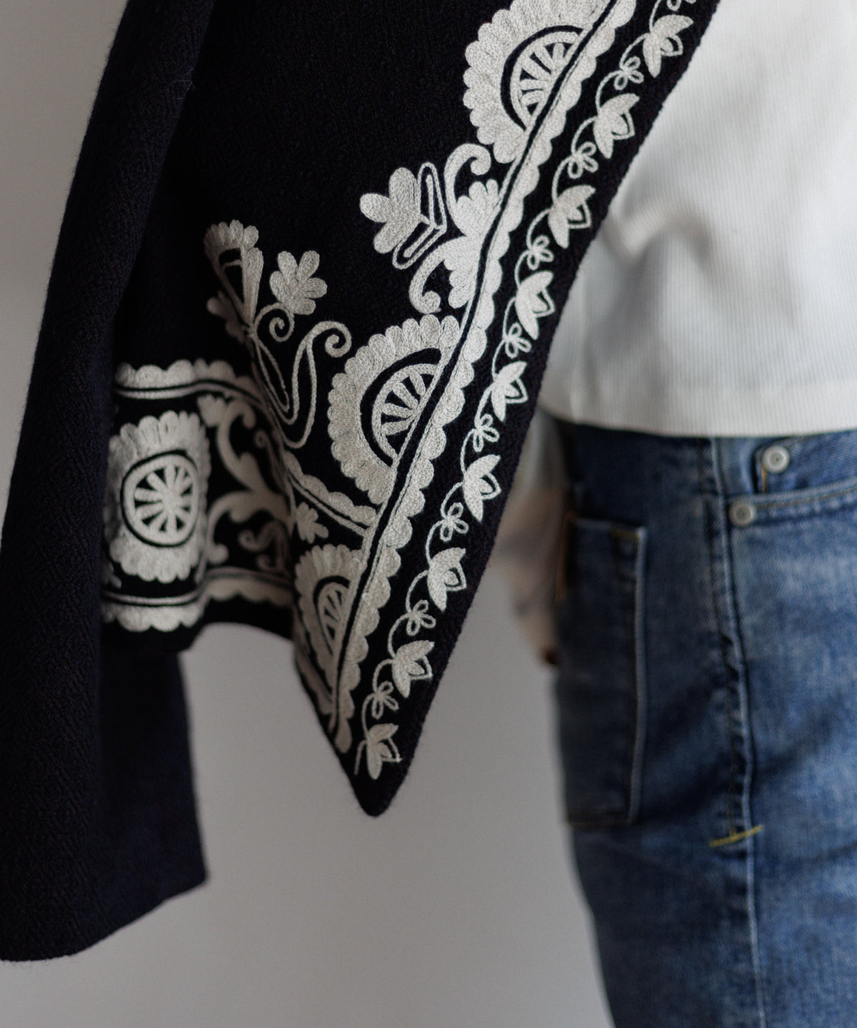 【WOMEN】LEIN 幾何学柄刺繍スタンドカラージャケット