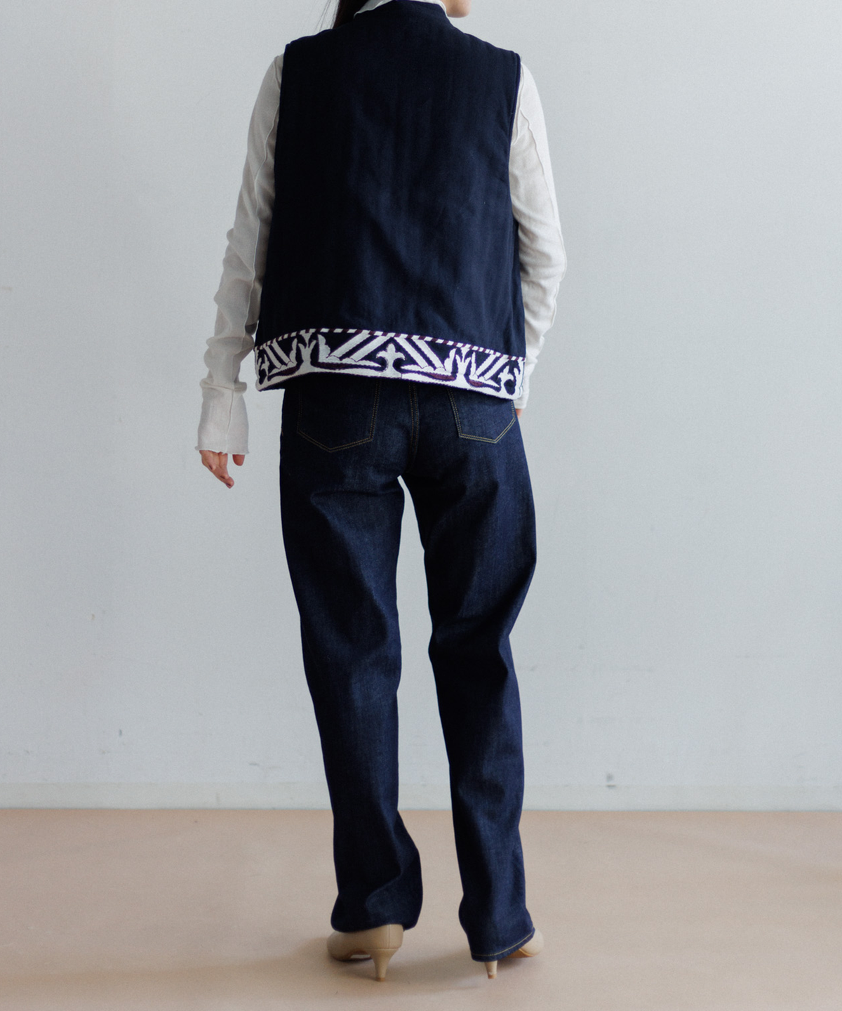 【MEN , WOMEN】LEIN 幾何学柄刺繍ベスト