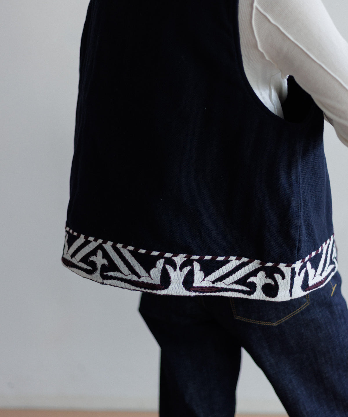 【MEN , WOMEN】LEIN 幾何学柄刺繍ベスト