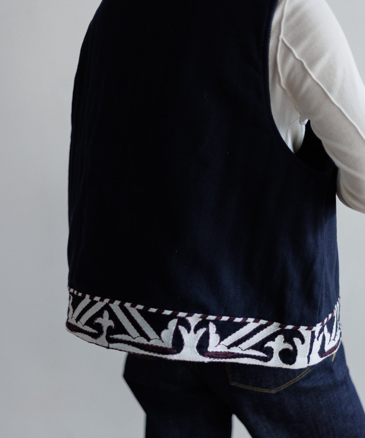 【MEN , WOMEN】LEIN 幾何学柄刺繍ベスト