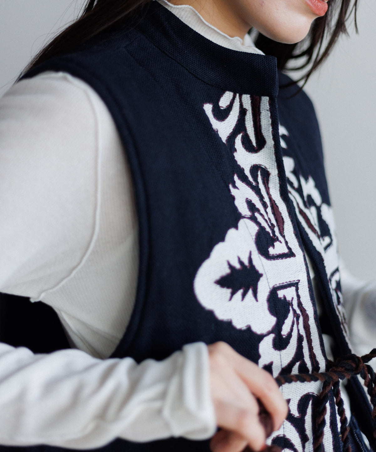 【MEN , WOMEN】LEIN 幾何学柄刺繍ベスト