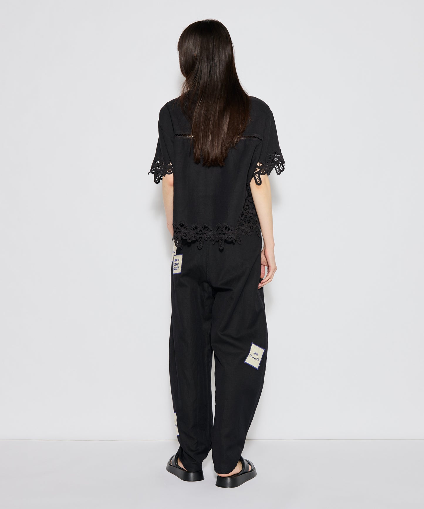 【WOMEN】LEIN アップリケ刺繍パンツ