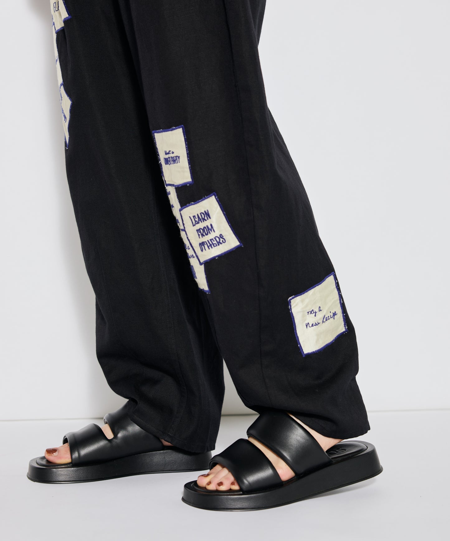 【WOMEN】LEIN アップリケ刺繍パンツ