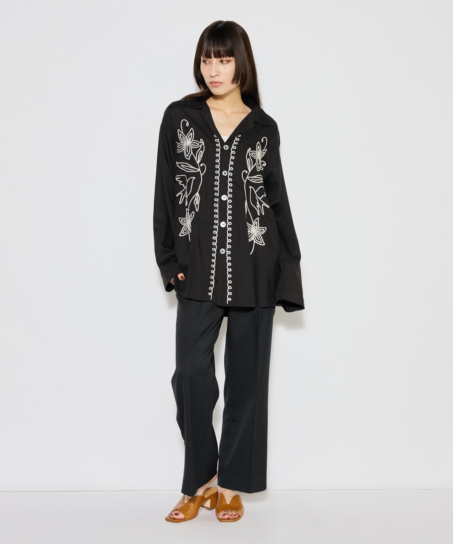 【MEN , WOMEN】LEIN / ボタニカルアリ刺繍シャツ