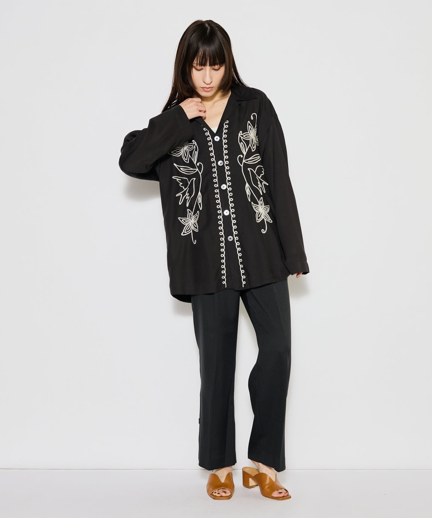 【MEN , WOMEN】LEIN / ボタニカルアリ刺繍シャツ