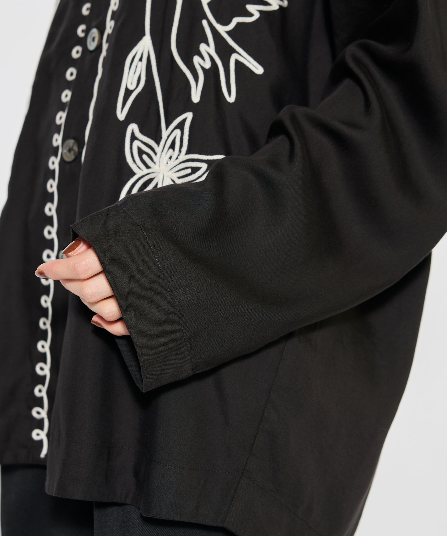 【MEN , WOMEN】LEIN / ボタニカルアリ刺繍シャツ