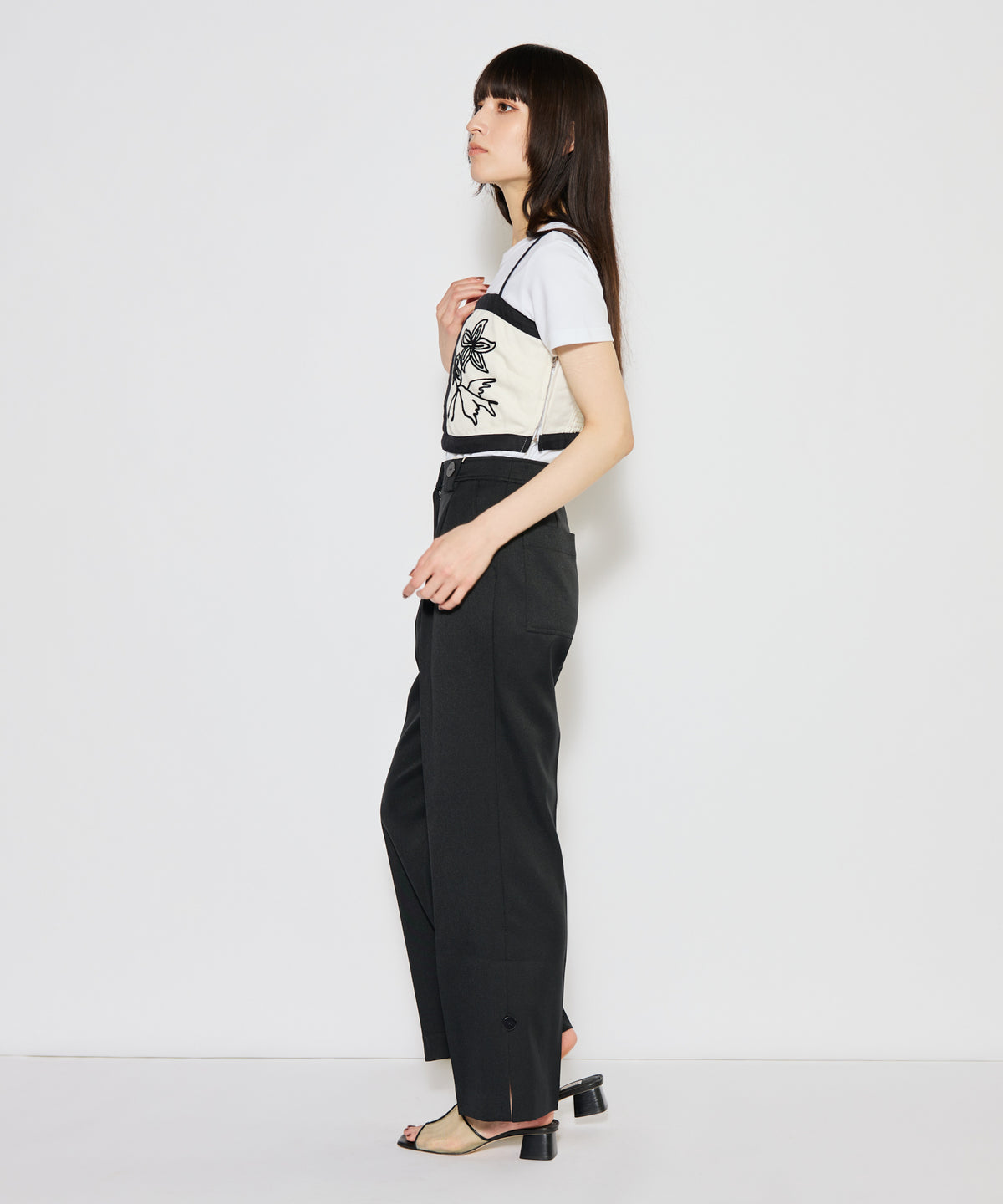 【WOMEN】LEIN コットンリネンアリ刺繍ビスチェ