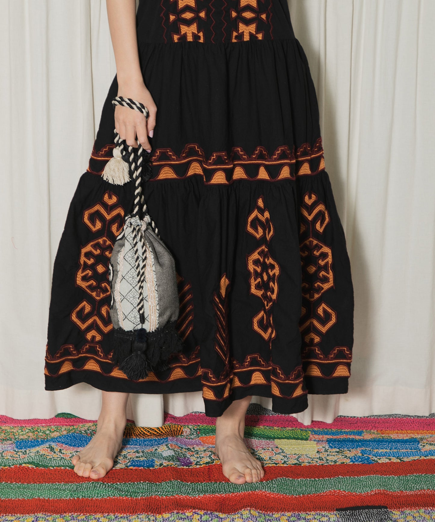 【WOMEN】LEIN / 幾何学柄刺繍巾着バッグ グレー