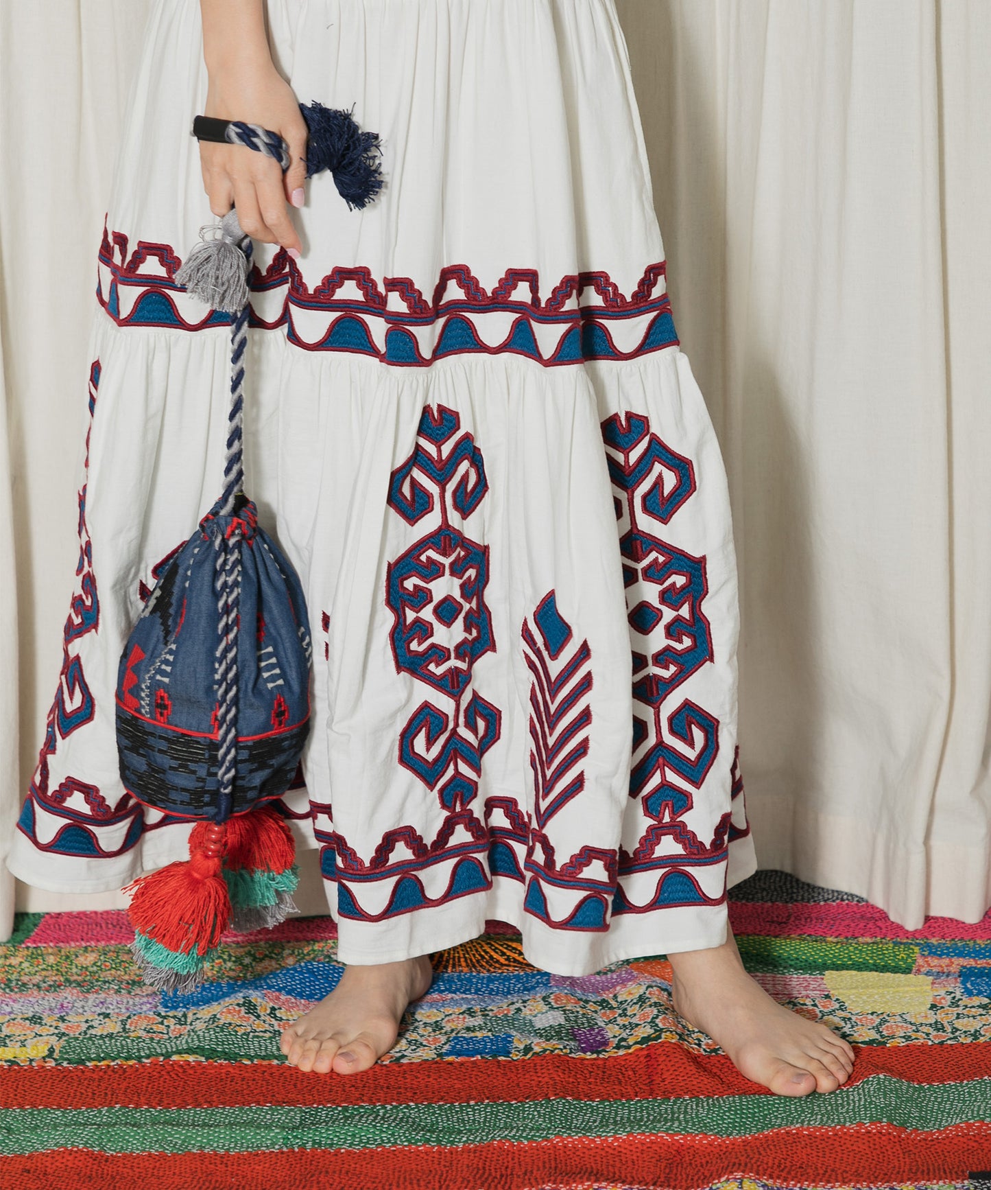 【WOMEN】LEIN / 幾何学柄刺繍巾着バッグ ブルー