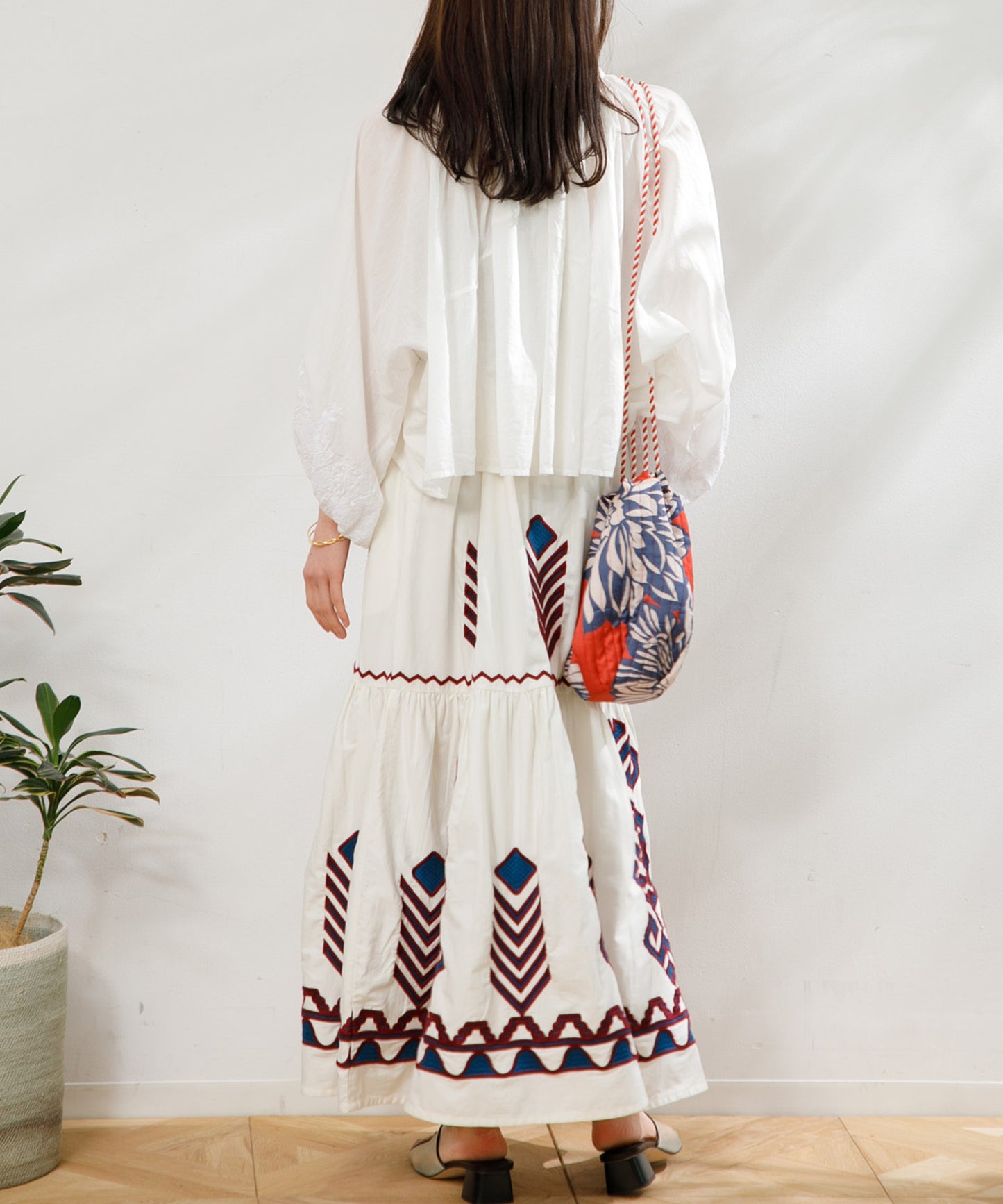 【WOMEN】LEIN / 幾何学柄刺繍スカート