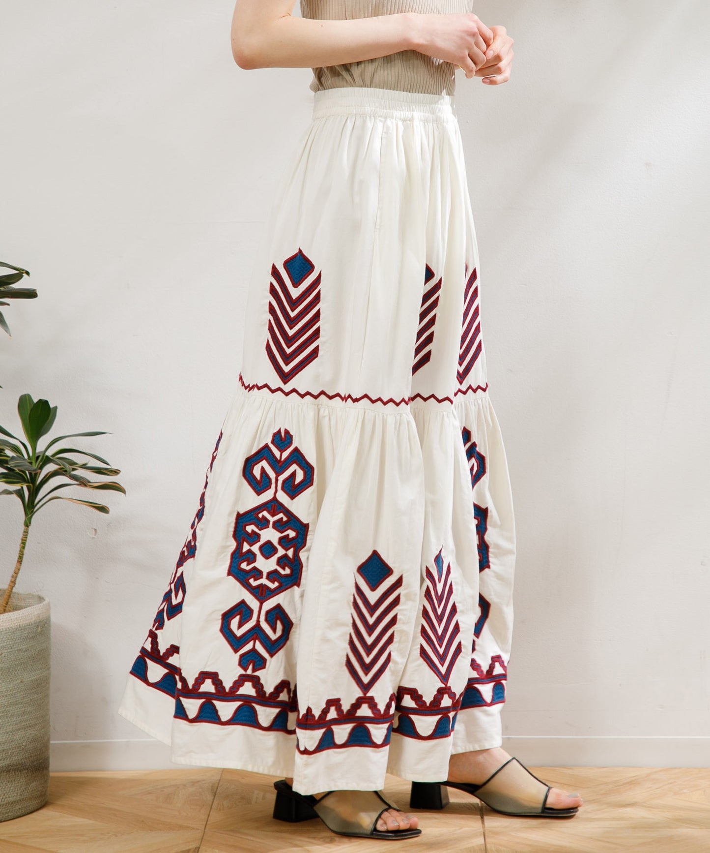 【WOMEN】LEIN / 幾何学柄刺繍スカート