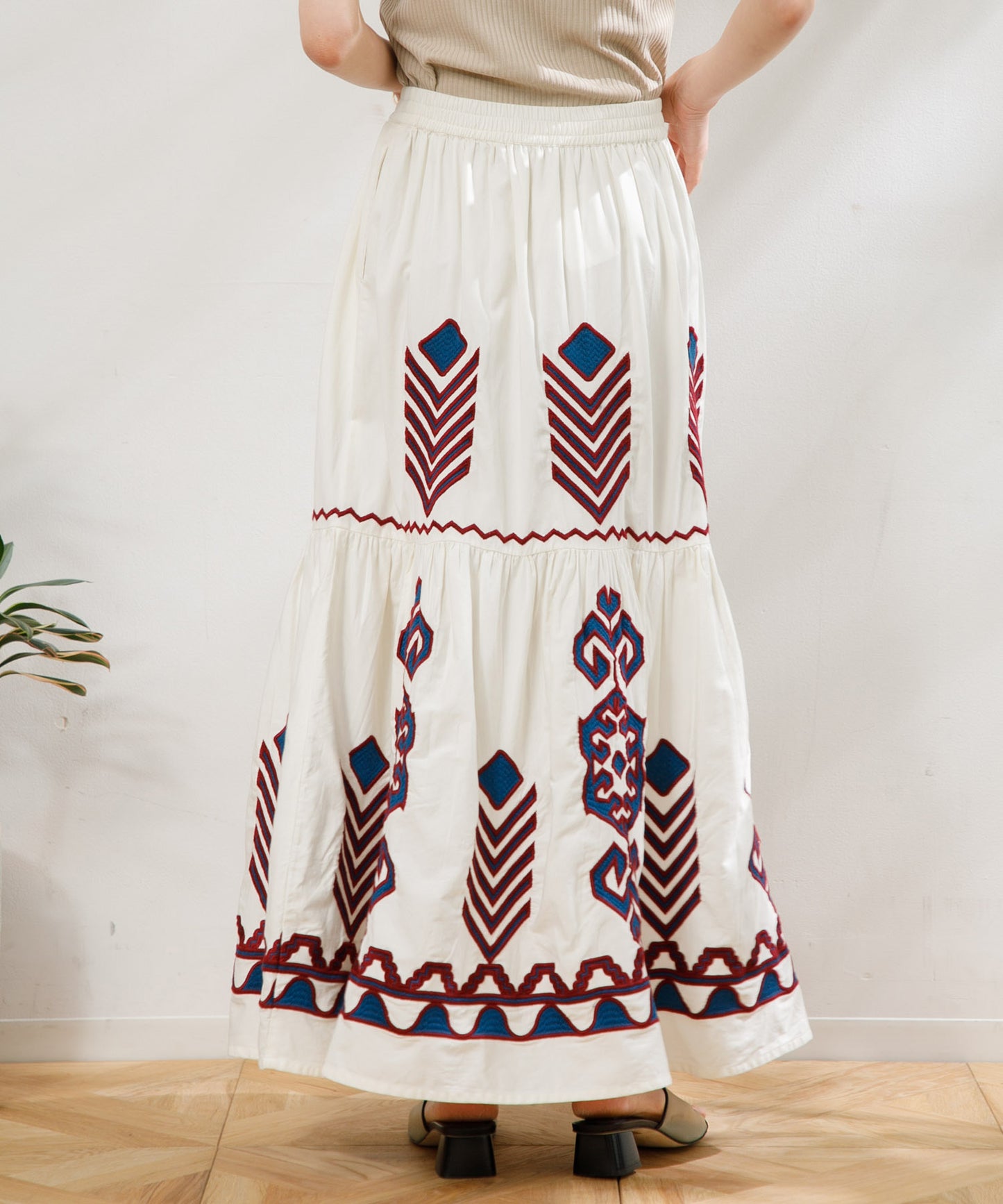 【WOMEN】LEIN / 幾何学柄刺繍スカート