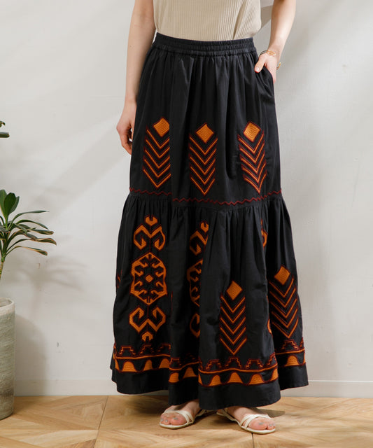 【WOMEN】LEIN / 幾何学柄刺繍スカートの写真