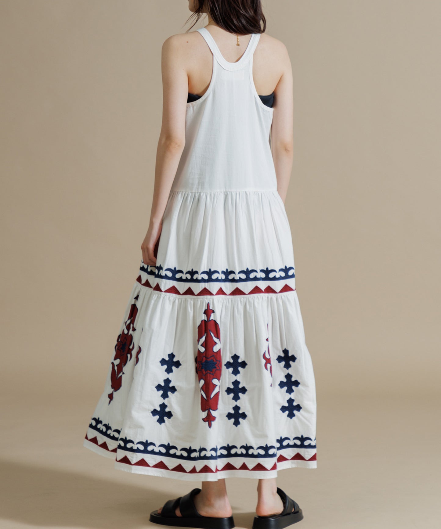 【WOMEN】LEIN / 幾何学柄アップリケ刺繍ワンピース