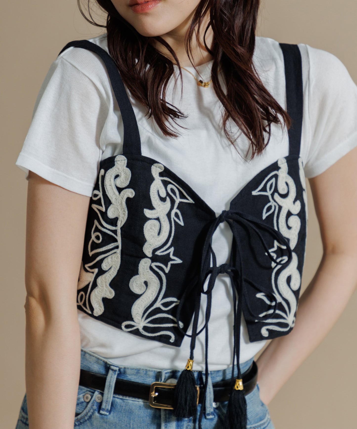 【WOMEN】LEIN / コットンリネンアリ刺繍ビスチェ