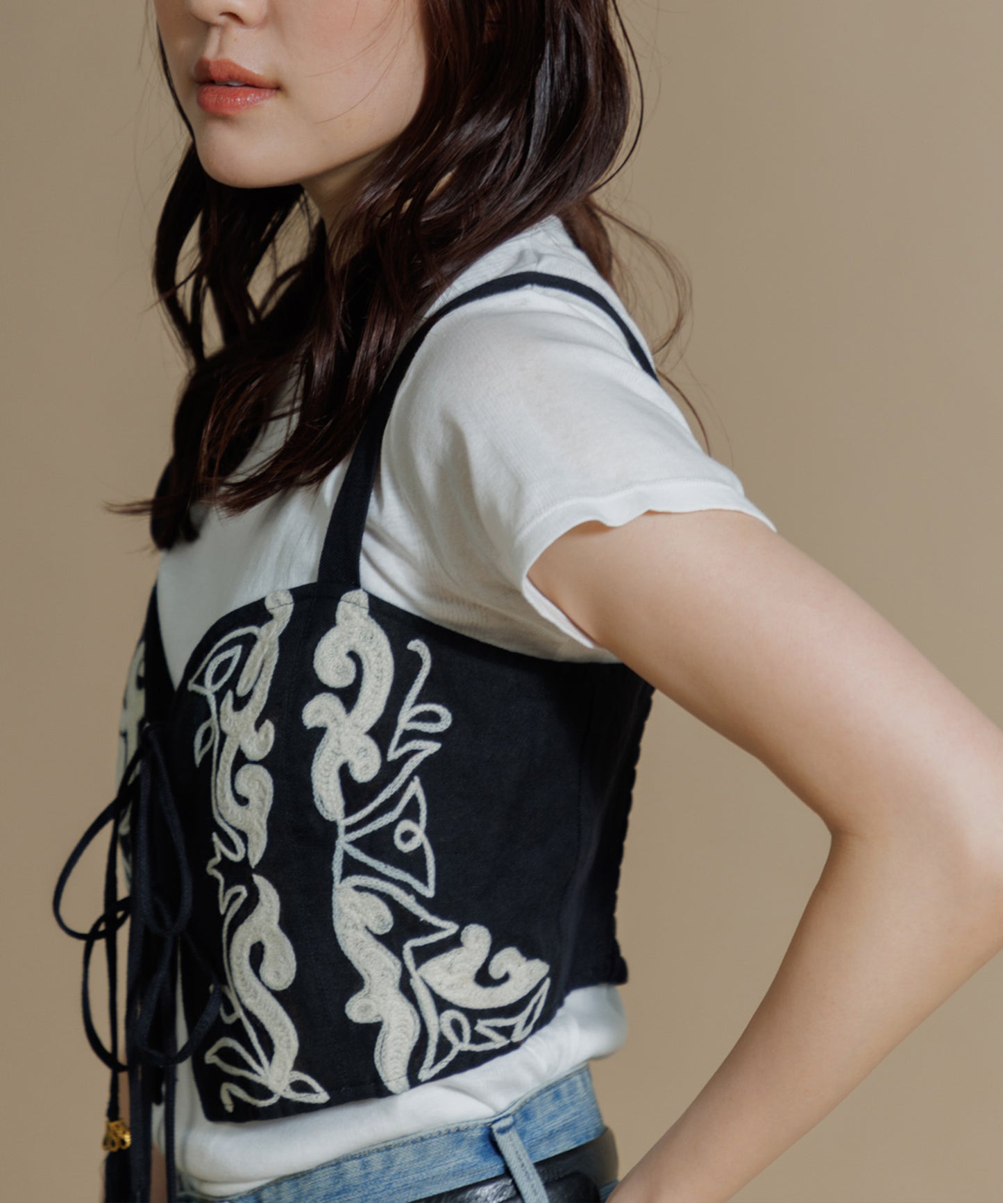 【WOMEN】LEIN / コットンリネンアリ刺繍ビスチェ