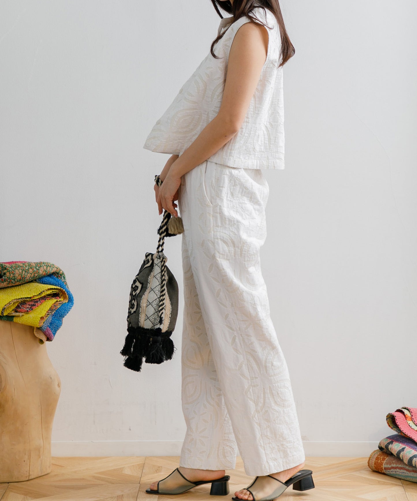 【WOMEN】LEIN / 幾何学柄刺繍巾着バッグ グレー