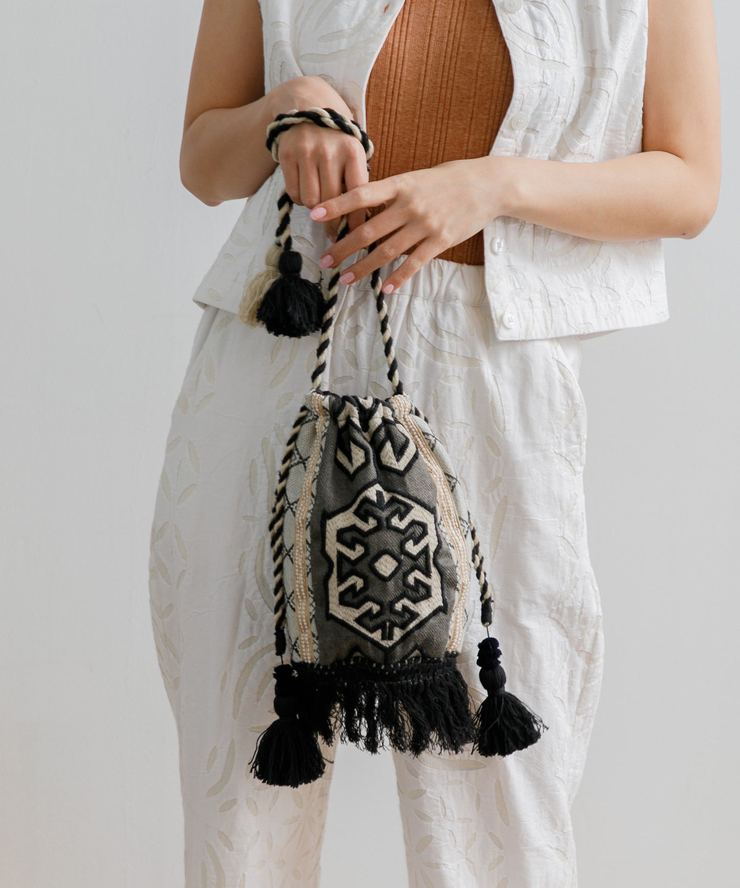 【WOMEN】LEIN / 幾何学柄刺繍巾着バッグ グレー