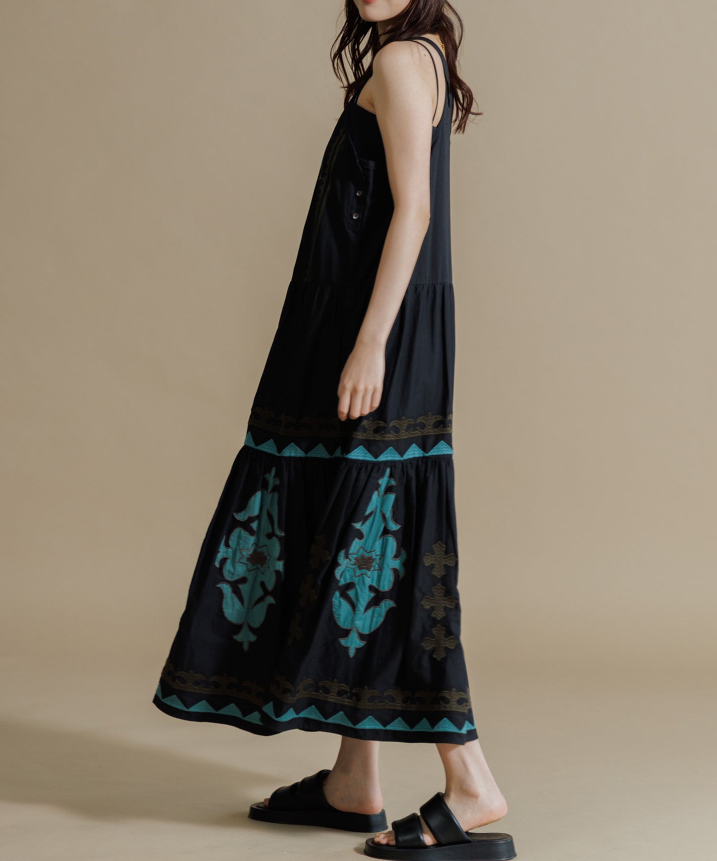 【WOMEN】LEIN / 幾何学柄アップリケ刺繍ワンピース