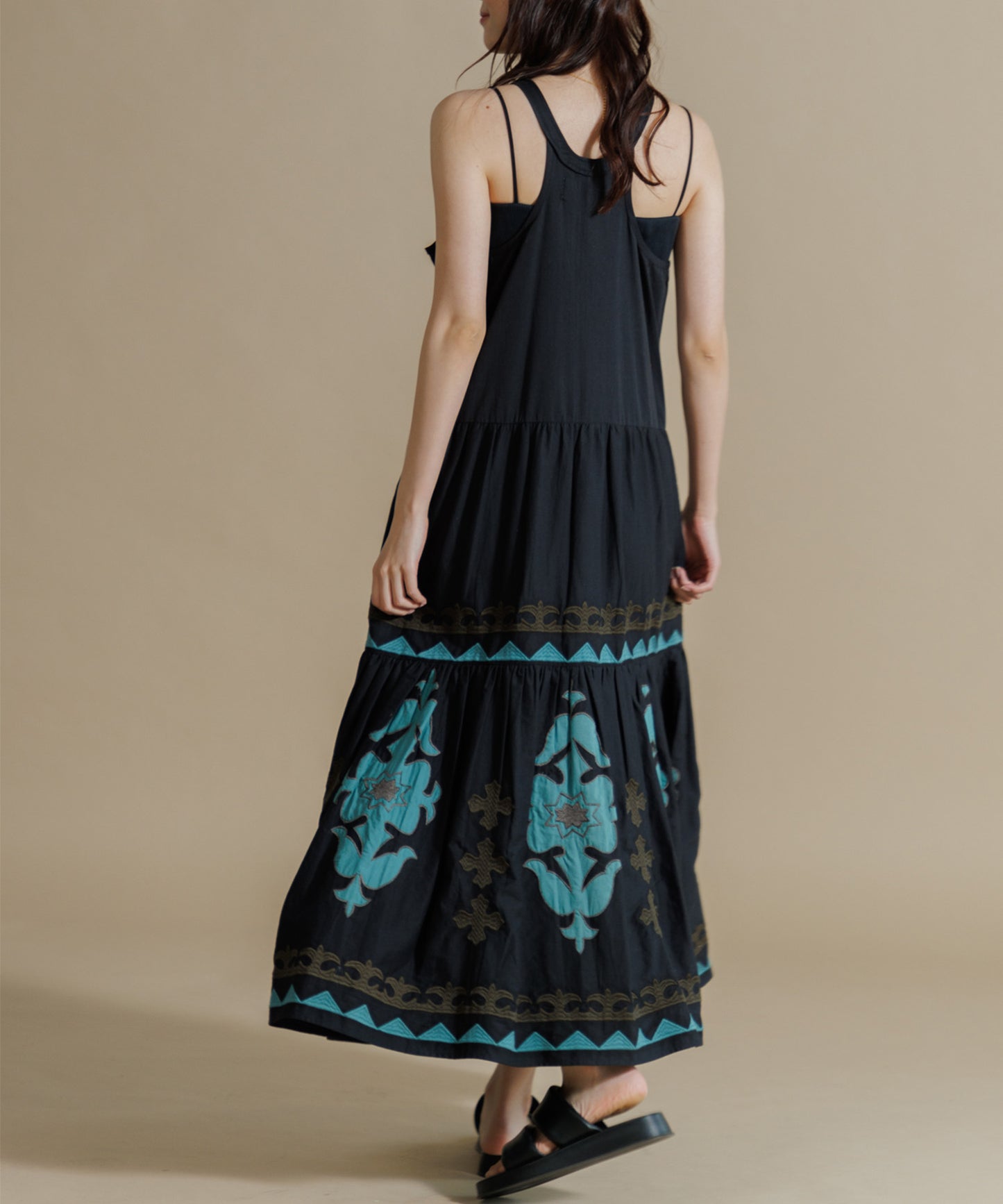 【WOMEN】LEIN / 幾何学柄アップリケ刺繍ワンピース