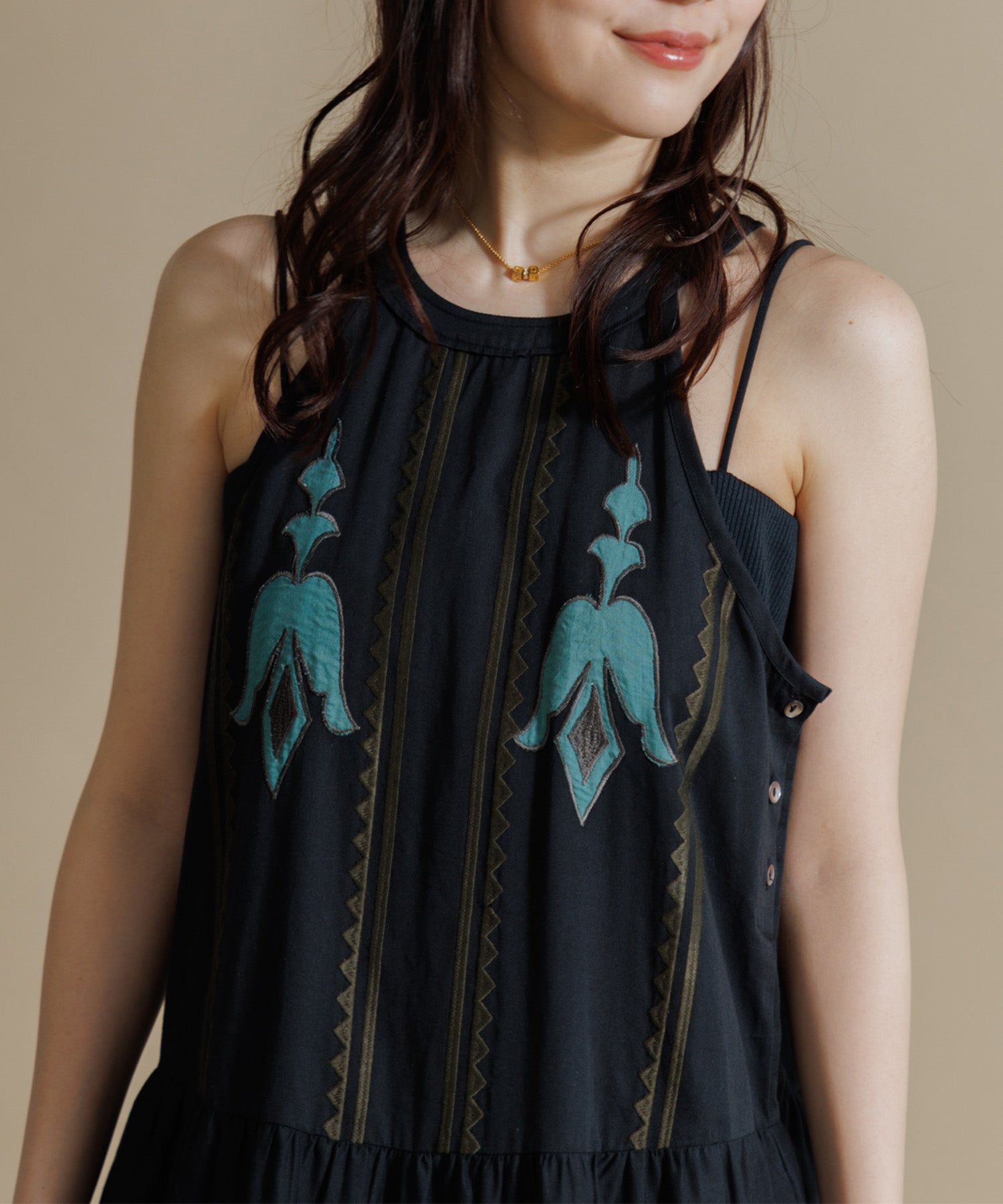 WOMEN】LEIN / 幾何学柄アップリケ刺繍ワンピース – DRIPSTUDIO