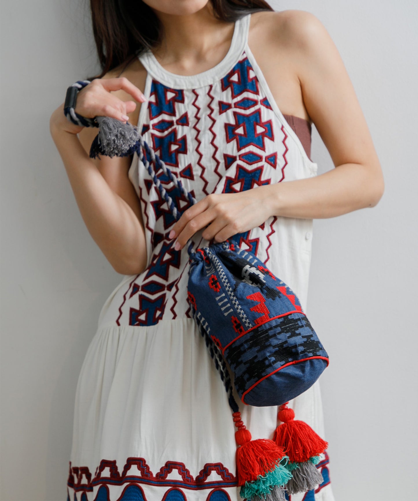 【WOMEN】LEIN / 幾何学柄刺繍巾着バッグ ブルー