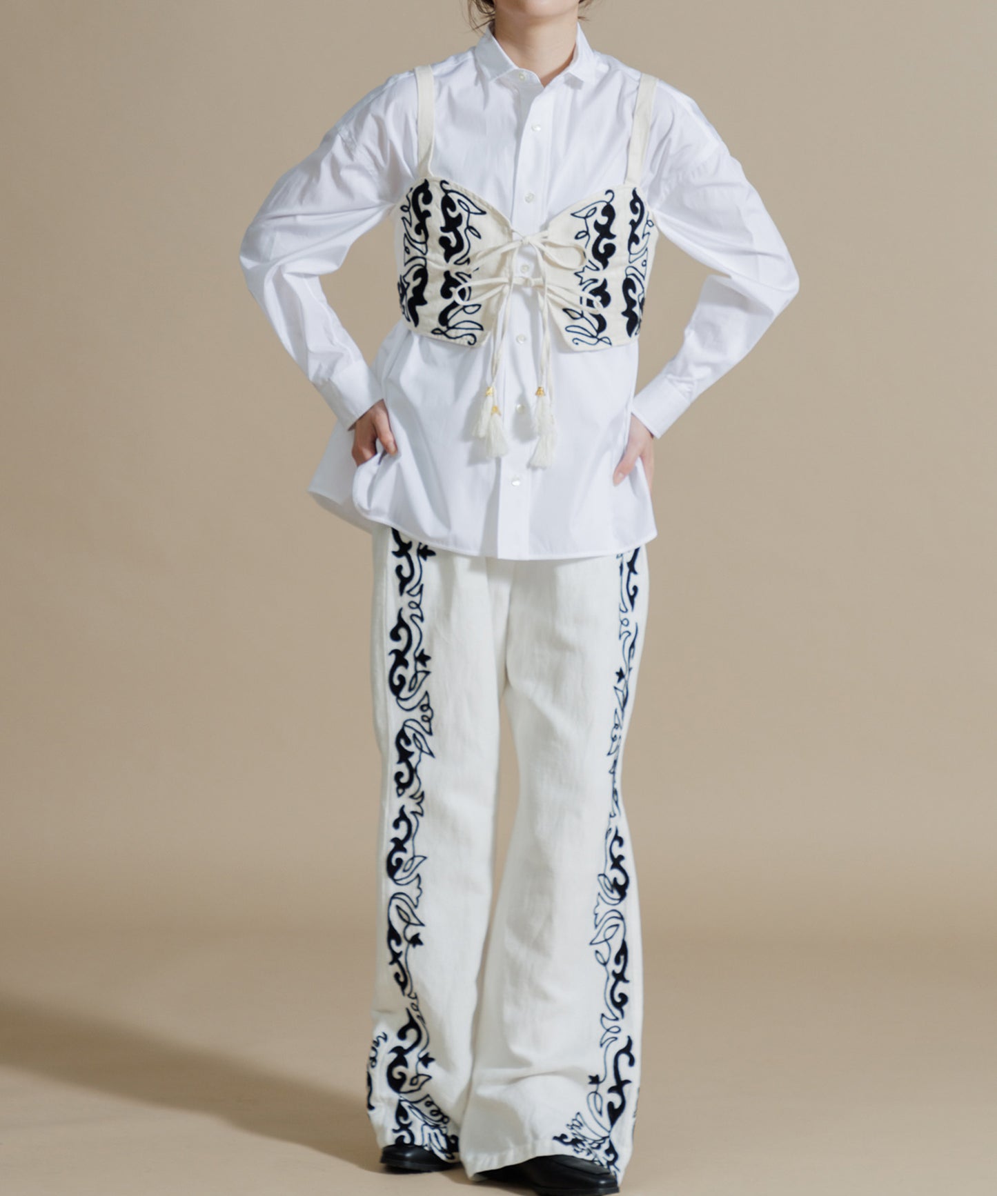 【WOMEN】LEIN / コットンリネンアリ刺繍ビスチェ