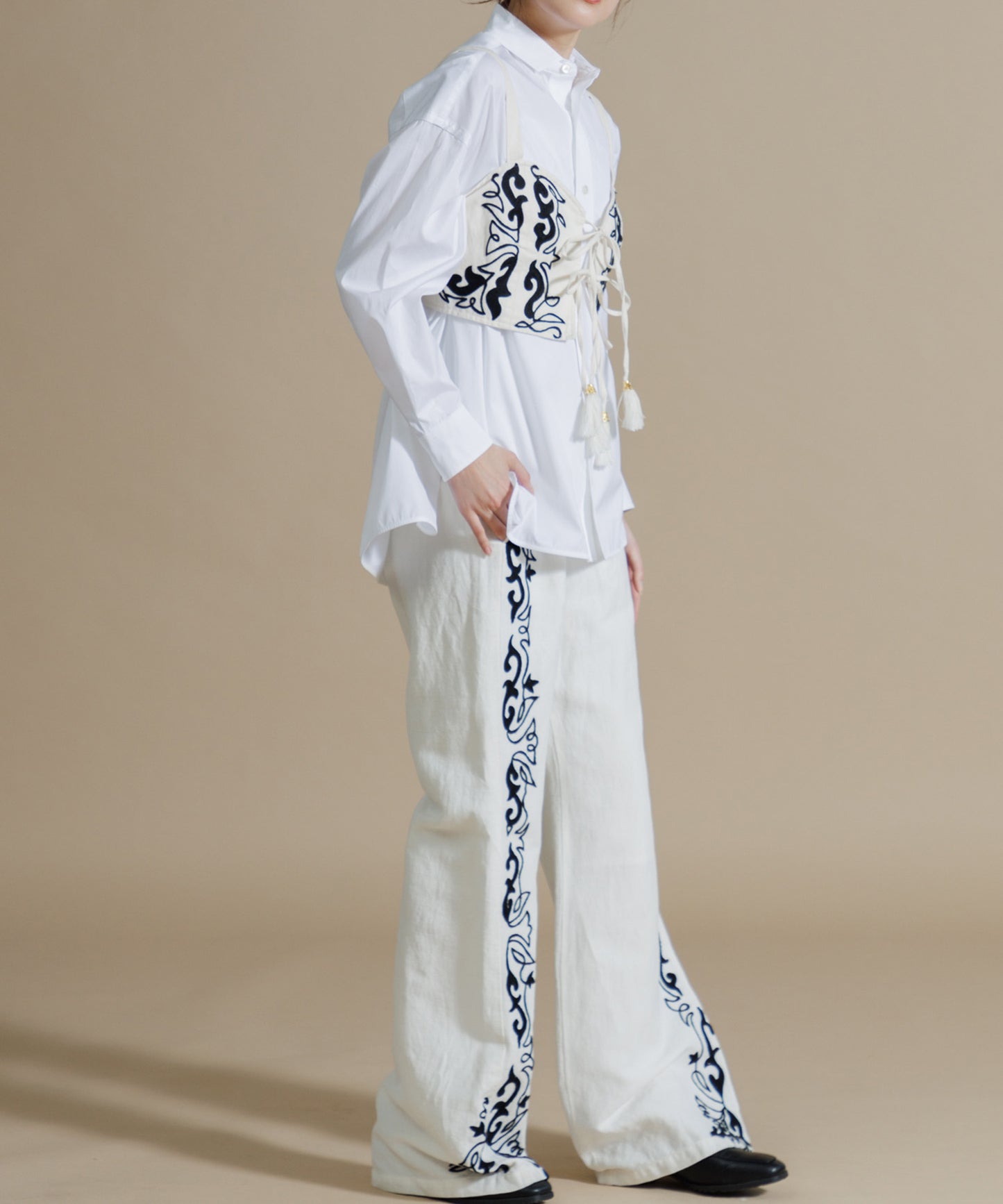 【WOMEN】LEIN / コットンリネンアリ刺繍ビスチェ